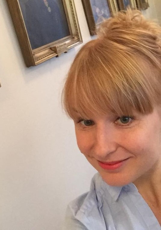 Nuorehko vaaleatukkaihen nainen puoliksi sivuttaisessa kasvokuvassa.